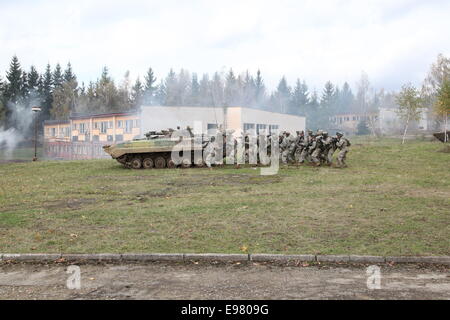 (141021) -- de peur que, le 21 octobre (Xinhua) -- des soldats américains participent à une formation armée multinationale, de peur qu'en Slovaquie, le 21 octobre 2014. Une brigade armée multinationale du Joint Force Command basé à Brunssum est actuellement en formation pour lutter contre les forces armées slovaques au centre de formation de peur. Les armées du groupe Visegrad 4 et les États-Unis vont remplir de multiples missions tout au long de la session de formation, Ministre de la défense slovaque Martin Glvac a dit dans une conférence de presse mardi. (Xinhua/Erik Adamson) Banque D'Images