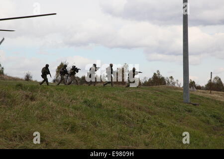 (141021) -- de peur que, le 21 octobre (Xinhua) -- Les soldats de l'unité à des fins spéciales de la Slovaquie de participer à l'instruction de l'armée dans une multinationale de peur, la Slovaquie, le 21 octobre 2014. Une brigade armée multinationale du Joint Force Command basé à Brunssum est actuellement en formation pour lutter contre les forces armées slovaques au centre de formation de peur. Les armées du groupe Visegrad 4 et les États-Unis vont remplir de multiples missions tout au long de la session de formation, Ministre de la défense slovaque Martin Glvac a dit dans une conférence de presse mardi. (Xinhua/Erik Adamson) Banque D'Images