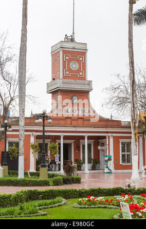 Hemeroteca Municipal, ou la bibliothèque, construite en 1922 dans le parc municipal, un point de repère local sur la place principale de Barranco, un quartier de Lima, Pérou Banque D'Images