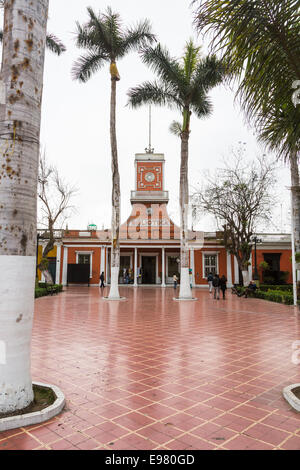 Hemeroteca Municipal, ou la bibliothèque, construite en 1922 dans le parc municipal, un point de repère local sur la place principale de Barranco, un quartier de Lima, Pérou Banque D'Images