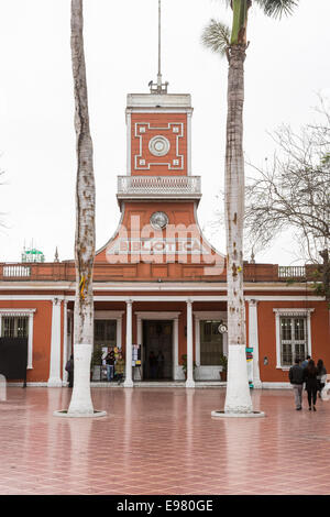 Hemeroteca Municipal, ou la bibliothèque, construite en 1922 dans le parc municipal, un point de repère local sur la place principale de Barranco, un quartier de Lima, Pérou Banque D'Images