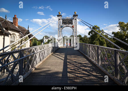 Queens Park suspension passerelle sur la rivière Dee à Chester, Angleterre Banque D'Images