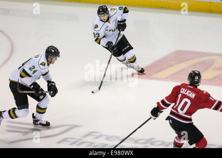 17 octobre, 2014. Mitchell Marner (93) de la Knights Lonodn porte la rondelle lors d'un match entre les Knights de London et de l'O Banque D'Images