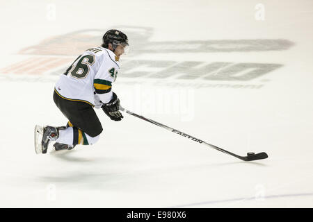 17 octobre, 2014. Matt Rupert (46) de la Knights Lonodn porte la rondelle lors d'un match entre les Knights de London et de l'Owen Banque D'Images