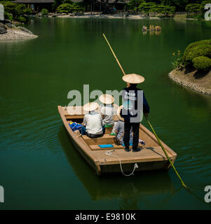 Visiteurs profitez d'une croisière sur un lac dans le jardin Ritsurin, Takamatsu. Banque D'Images
