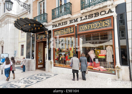 Shopping sur la Rua Garrett dans le quartier du Chiado, Lisbonne, Portugal Banque D'Images