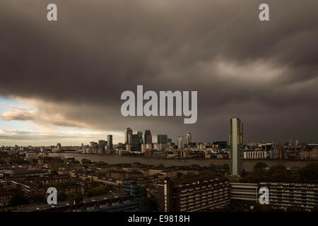 Londres, Royaume-Uni. 21 Oct, 2014. Vestiges de l'ouragan Gonzalo sur la ville 2014 Crédit : Guy Josse/Alamy Live News Banque D'Images