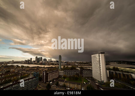 Londres, Royaume-Uni. 21 Oct, 2014. Vestiges de l'ouragan Gonzalo sur la ville 2014 Crédit : Guy Josse/Alamy Live News Banque D'Images