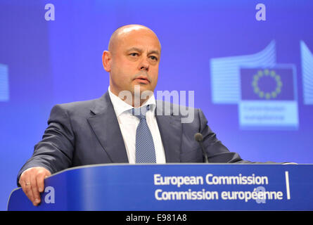 Bruxelles. 21 Oct, 2014. Le Ministre ukrainien de l'Energie Iouri Prodan traite d'une conférence de presse après une réunion trilatérale entre gaz de l'UE, la Russie et l'Ukraine à Bruxelles, Belgique, Octobre 21, 2014. Le Vice-président de la Commission européenne Gunther Oettinger ici mardi, a dit que l'écart financier sur la question du gaz de l'Ukraine doivent encore être abordées. Un nouveau cycle de négociations est prévu pour la semaine prochaine, le 29 octobre à Bruxelles. Credit : Ye Pingfan/Xinhua/Alamy Live News Banque D'Images