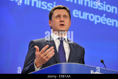 Bruxelles. 21 Oct, 2014. Le ministre de l'énergie russe Alexander Novak traite d'une conférence de presse après une réunion trilatérale entre gaz de l'UE, la Russie et l'Ukraine à Bruxelles, Belgique, Octobre 21, 2014. Le Vice-président de la Commission européenne Gunther Oettinger ici mardi, a dit que l'écart financier sur la question du gaz de l'Ukraine doivent encore être abordées. Un nouveau cycle de négociations est prévu pour la semaine prochaine, le 29 octobre à Bruxelles. Credit : Ye Pingfan/Xinhua/Alamy Live News Banque D'Images