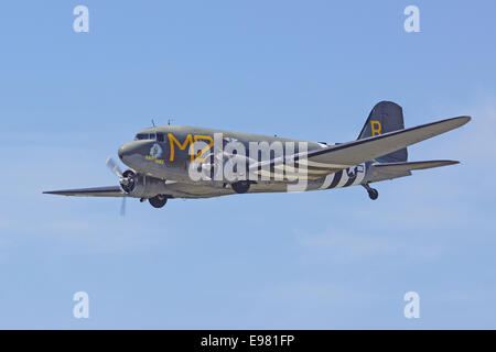 Vintage WWII US Transports avion volant à 2014 Spectacle aérien de Planes of Fame à Chino, Californie Banque D'Images