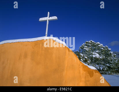 Une croix blanche au sommet d'un mur d'adobe à Santa Fe, Nouveau Mexique Banque D'Images