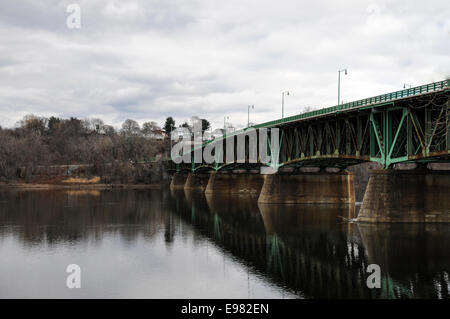 Voir l'extrémité nord du pont sur le fleuve Connecticut ville de Springfield. Point de vue est d'en bas sur l'eau à la recherche d'un vert fin Banque D'Images