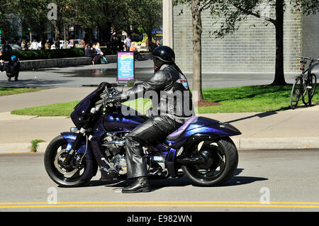 Un homme noir vêtue de cuir sur moto custom sur Monroe Street à Chicago Banque D'Images