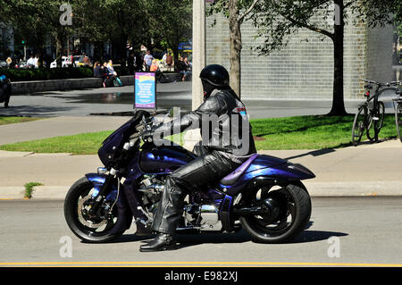 Un homme noir vêtue de cuir sur moto custom sur Monroe Street à Chicago Banque D'Images