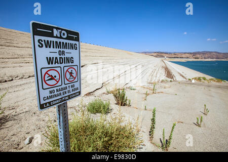 Aucun signe de se baigner ou de patauger le long de l'inclinaison de Castaic barrage lors de l'été 2014. Castaic Lake est à 55  % de la capacité au cours de Califor Banque D'Images