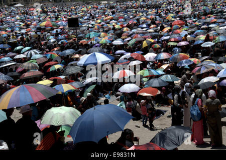 Une mer de parapluies colorés protège les dévots lors de la cérémonie du Kalachakra à Leh, Ladakh, mettant en valeur l'ampleur de ce rassemblement bouddhiste sacré. Banque D'Images