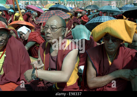 Une mer de parapluies colorés protège les dévots lors de la cérémonie du Kalachakra à Leh, Ladakh, mettant en valeur l'ampleur de ce rassemblement bouddhiste sacré. Banque D'Images