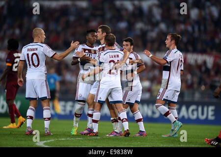 Rome, Italie. 21 Oct, 2014. Les joueurs du Bayern de Munich, célébrer après avoir marqué lors de la Ligue des Champions match de football contre l'AS Rome au stade olympique de Rome, Italie, le 21 octobre 2014. Bayern a gagné 7-1. Credit : Alberto Lingria/Xinhua/Alamy Live News Banque D'Images