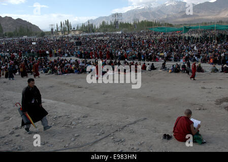 Une mer de parapluies colorés protège les dévots lors de la cérémonie du Kalachakra à Leh, Ladakh, mettant en valeur l'ampleur de ce rassemblement bouddhiste sacré. Banque D'Images