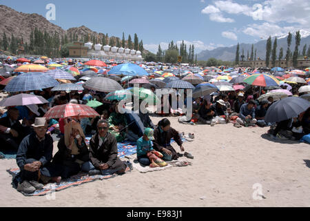 Une mer de parapluies colorés protège les dévots lors de la cérémonie du Kalachakra à Leh, Ladakh, mettant en valeur l'ampleur de ce rassemblement bouddhiste sacré. Banque D'Images