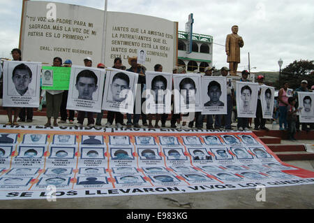 (141022) -- GUERRERO, le 22 octobre 2014 (Xinhua) -- les gens détiennent des photographies d'étudiants disparus lors d'une manifestation demandant justice pour 43 étudiants de l'absence de formation des enseignants de Ayotzinapa au centre-ville de Tixtla, dans l'État de Guerrero, Mexique, le 21 octobre 2014. Les étudiants auraient été portés disparus à la suite d'un affrontement avec la police locale à Iguala, une autre ville de Guerrero, 26 septembre. Procureur général du Mexique a déclaré lundi qu'il offre une récompense de 64,5 millions de pesos (4,7 millions de dollars américains) pour donner des informations utiles sur 43 élèves manquants. (Xinhua/Edgar de Jésus Espin Banque D'Images