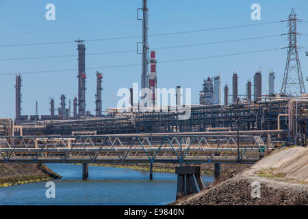 Les raffineries de pétrole dans la région de Carson, le comté de Los Angeles, USA Banque D'Images