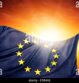 Drapeau de l'Union européenne en face de ciel clair Banque D'Images