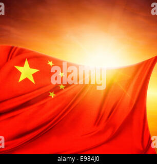 Drapeau chinois en face de ciel clair Banque D'Images