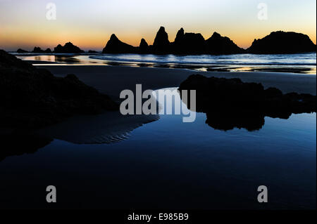 Seal Rock Beach sur la côte de l'Oregon est vu peu après le coucher du soleil Banque D'Images