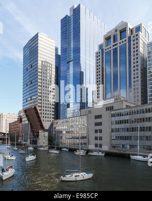 Yachts voyager dans Chicago, Illinois, USA dans leur procession annuelle à leurs mouillages d'hiver du lac Michigan le 11 octobre Banque D'Images