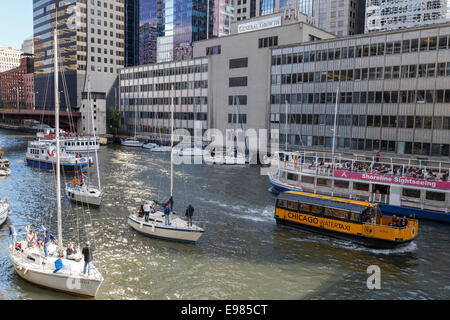 Yachts voyager dans Chicago, Illinois, USA dans leur procession annuelle à leurs mouillages d'hiver du lac Michigan le 11 octobre Banque D'Images