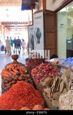 Les épices dans le souk aux épices à Dubaï.... Banque D'Images