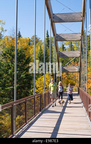 Les visiteurs qui traversent la piste pont sur le canyon Ouimet Provincial Park, Dorion, Ontario, Canada Banque D'Images