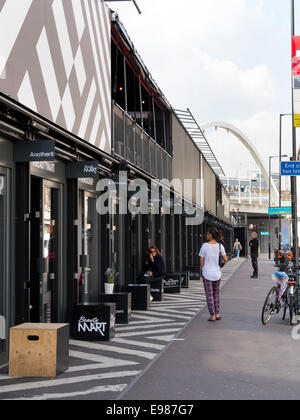 Boutiques de créateurs dans des contenants d'expédition recyclées à Boxpark, Shoreditch, London Banque D'Images