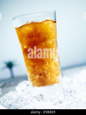 Coke glacé en face de la plage. Avec des cubes de glace et d'un palm à l'arrière-plan. Banque D'Images