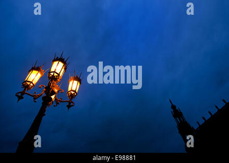 Dresde, Allemagne. 22 octobre, 2014. Un lampost historique et la cathédrale catholique de Dresde sous le matin bleu ciel sur la Theaterplatz à Dresde, Allemagne, 22 octobre 2014. Photo : ARNO BURGI/dpa/Alamy Live News Banque D'Images