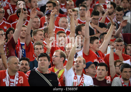 Rome, Italie. 21 Oct, 2014. Les partisans de Munich cheer au cours de l'UEFA Champions League Groupe e match de foot entre que Rome et le FC Bayern Munich au Stade olympique de Rome, Italie, 21 octobre 2014. Photo : Andreas Gebert/dpa/Alamy Live News Banque D'Images