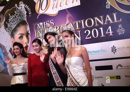 Bangkok, Thaïlande. 21 Oct, 2014. Reine Miss International 2013, Marcelo Ohio du Brésil et de Miss Tiffany's Universe Nissa Katerahong de Thaïlande posent pour des photos lors d'une conférence de presse à Bangkok annonçant le 10e Miss Queen International concours de beauté transgenre. Les transgenres, concours de beauté Miss Queen International, a annoncé son concours 10e anniversaire qui aura lieu le 7 novembre à Tiffany's Show Theatre à Pattaya, Thaïlande. Crédit : John Vincent/Alamy Live News Banque D'Images