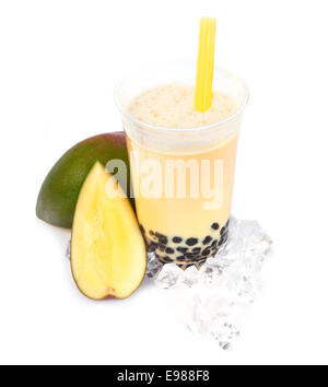 Mango Boba Bubble Tea avec des fruits et de la glace concassée. Banque D'Images