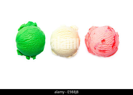 Variété de glaces italiennes avec des boules de trois différents arômes dans vert , rose et blanc alignés dans une rangée isolated on white Banque D'Images