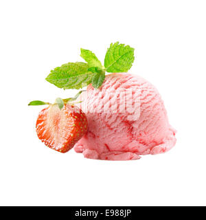Des fraises fraîches et la crème glacée balle avec feuille de menthe isolated on white Banque D'Images