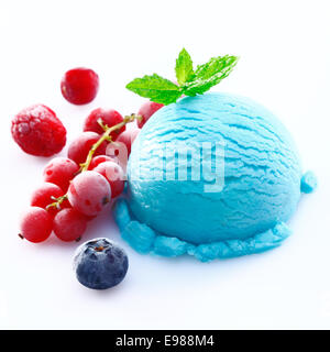 Boule de glace nappée de bleuets, framboises et groseilles réfrigérés d'une myrtille sur un fond blanc Banque D'Images