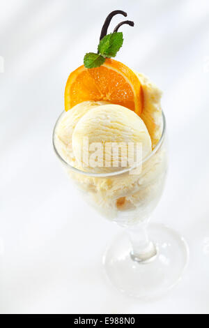 De délicieuses glaces avec les oranges fraîches et de feuilles de menthe Banque D'Images