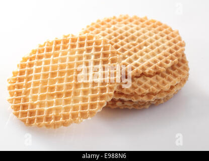 Biscuits gaufrette croustillante gaufres d'or utilisée pour garnir des desserts sur fond blanc Banque D'Images