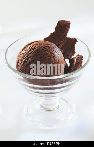 Icecream chocolat gastronomique riche avec des copeaux de chocolat noir dans un verre à cocktail conique Banque D'Images