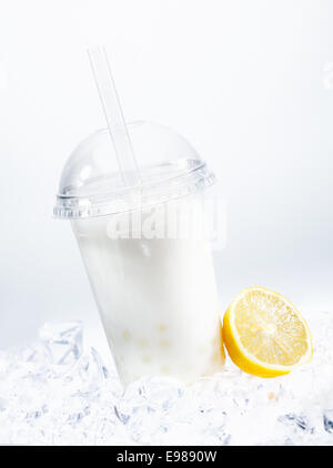 Citron acidulé boba plateau avec perles de tapioca dans un verre couvert sur la glace réfrigérée Banque D'Images