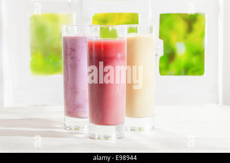 Variété de fruits frais et sain t verres smoothies en fait à partir d'un mélange de yogourt onctueux et fruit liquidized Banque D'Images