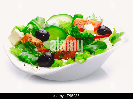 Côté individuels servant de délicieux produits frais salade grecque avec fromage feta, olives, tomates et salade verte