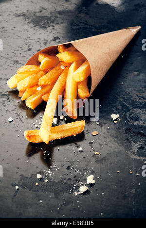 Sex salé pommes de terre rissolées dans un cornet de papier, Close up Banque D'Images